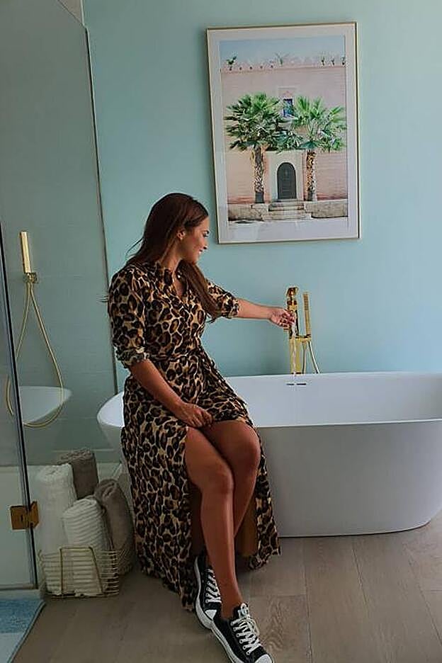 El cuarto de baño cuenta tanto con plato de ducha como con bañera.