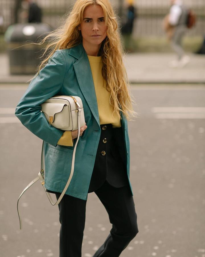 Por fin encontramos en Blanca Miró un look que le podemos copiar alegremente. Y no es que no podamos hacer lo mismo con el resto, pero una cosa es el street setyle de la Semana de la Moda de Milán y otra muy distinta el del Metro de Madrid en hora punta. Y de nuevo volvemos al efecto piel -en la americana- y esta vez de color.