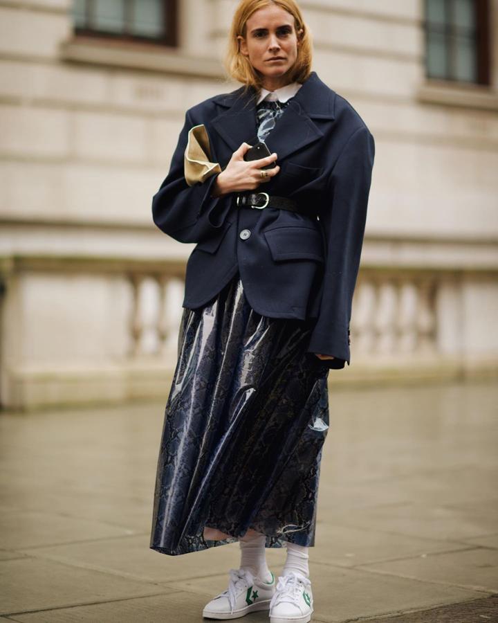 Con unas zapatillas blancas de Converse, Blanca ponía la nota deportiva a un look lady reinventado. Porque la americana con cinturón no nos sorprende, pero la falda de plástico, mucho. Aún así, ella defiende todo tan bien que el resultado nos encanta.