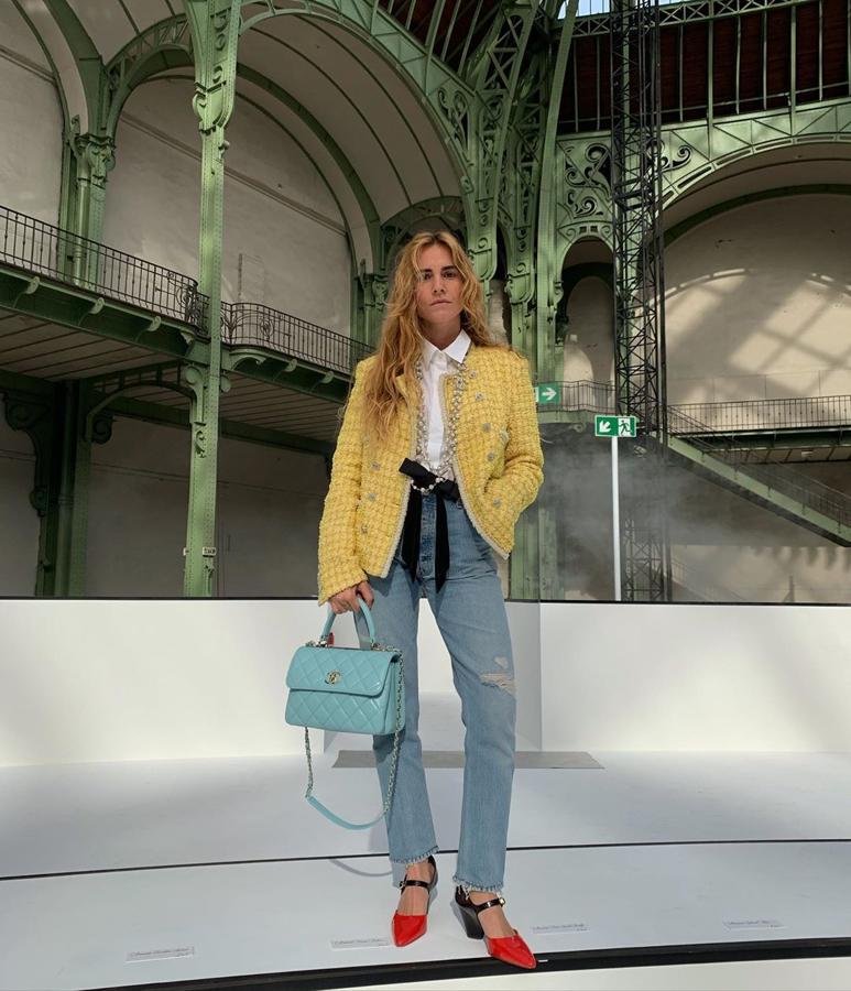 No hay front row más jugoso que el de Chanel. Y Blanca estuvo ahí. La prenda estrella de su look, que combinó con vaqueros y camisa blanca, fue una chaqueta de tweed de la firma francesa en amarillo, que aderezó con bolso y collar -con perlas y lazo- de la maison.