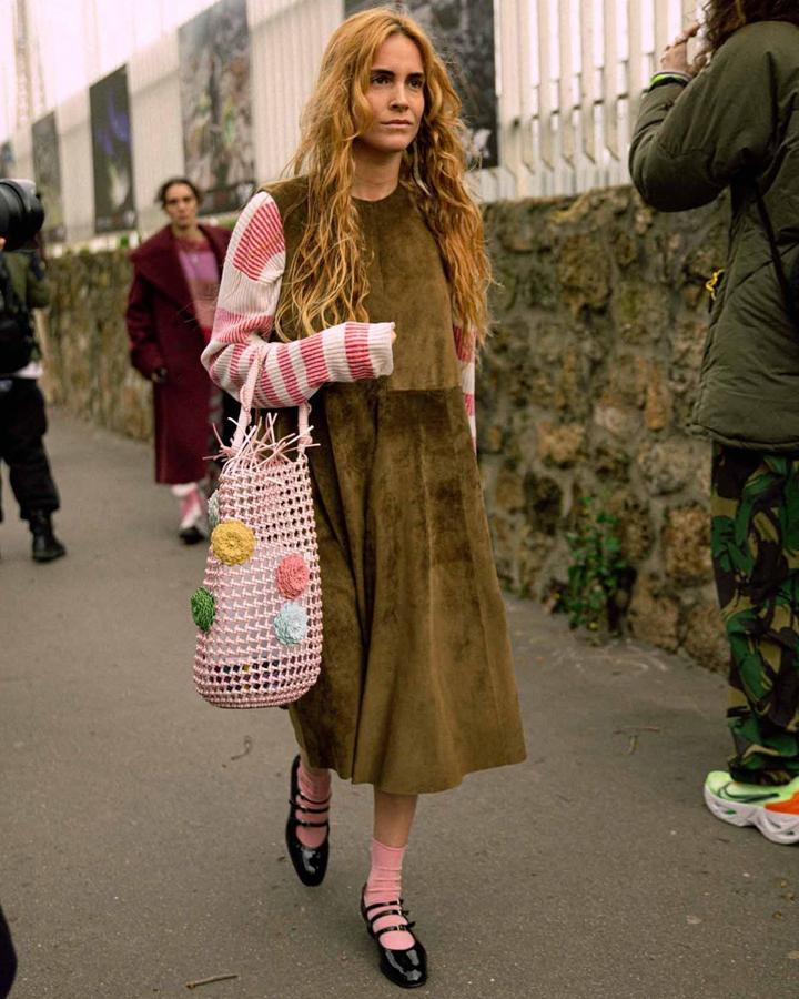 Si Pipi Calzaslargas acudiera a la Semana de la Moda de París lo haría así vestida. No es Pipi, es Blanca. En la foto va camino del desfile de Loewe con un vestido de ante de la propia marca que lleva a modo de pichi con un jersey debajo. Las merceditas (no hemos logrado saber de qué firma son) han sido lo más comentado en Instagram. Nosotras nos quedamos también con el bolso cesta.