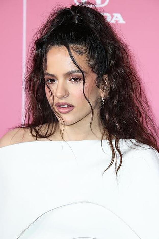 Rosalía opta por una cita a los 90 más refinada, con mechones mínimos.