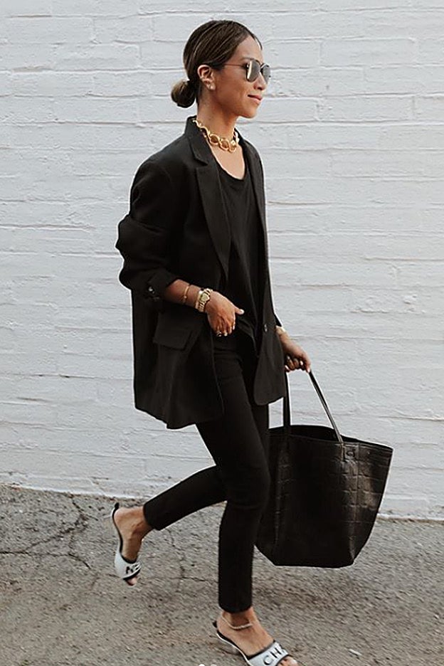 Vamos a clonar sí o sí este total look negro con sandalias de pala de Sincerely Jules.
