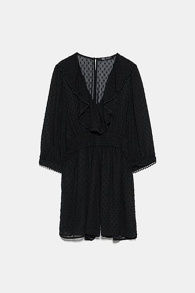 El volante y las mangas, con borlas.