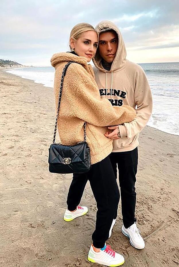 Chiara posa junto a Fedez