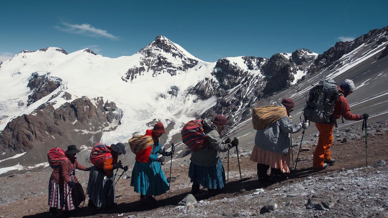 Discriminadas por aimaras, por indígenas y por ser mujeres, cinco bolivianas se rebelan contra todo y, vistiendo su falda tradicional, protagonizan una expedición única al Aconcagua, la montaña más alta de América. Son Dora, Lydia, Cecilia, Elena y Liita y no son novatas en el arte de escalar: son las encargadas de preparar la comida y aprovisionar los campamentos base para los turistas que desean alcanzar la altísima cima. Este documental que estrena el 22 de marzo Movistar retrata la expedición de estas mujeres que se han convertido en un símbolo de liberación y empoderamiento, y que han encontrado en la montaña la forma de ser felices y sentirse vivas.