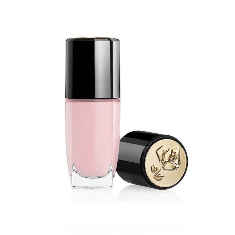 El 301 Flâneuse de la colección Le Vernis de Lancôme es ideal para dar un toque de color a las uñas de forma muy sutil. Su brillo es de larga duración y se aplica muy fácilmente. Termina tu manicura con Le Top Coat para una protección ultra duradera. (26 euros).
