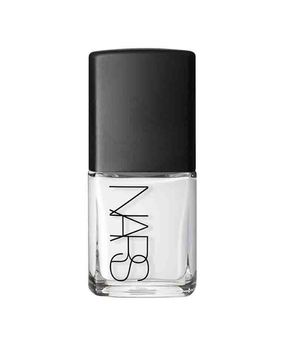 El blanco vuelve con el buen tiempo y es todo un sinónimo de naturalidad, por eso hemos incluido esta laca de uñas de NARS en el tono Ecume. (20 euros). Disponible en El Corte Inglés.
