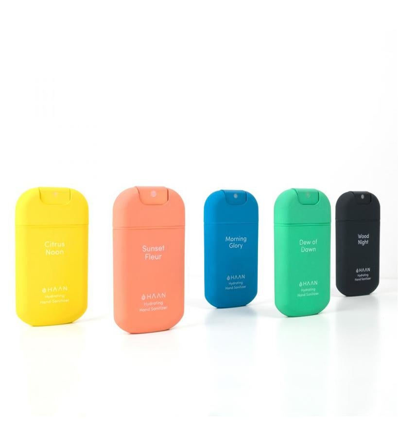 Por fuera un original envase, extraplano y de tacto suave, disponible en cinco colores. Por dentro una fórmula en spray que elimina el 99,9% de los gérmenes mientras, disponible en cinco fragancias distintas.  Higienizante de manos de Haan Pocket  (5,90 €/u).