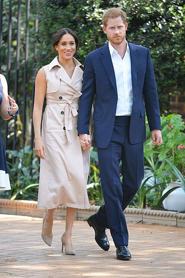 Durante su primer viaja a África con su hijo Archie, Meghan también lució este tipo de vestido. Tenemos que reconocer que ha impuesto un estilo propio.