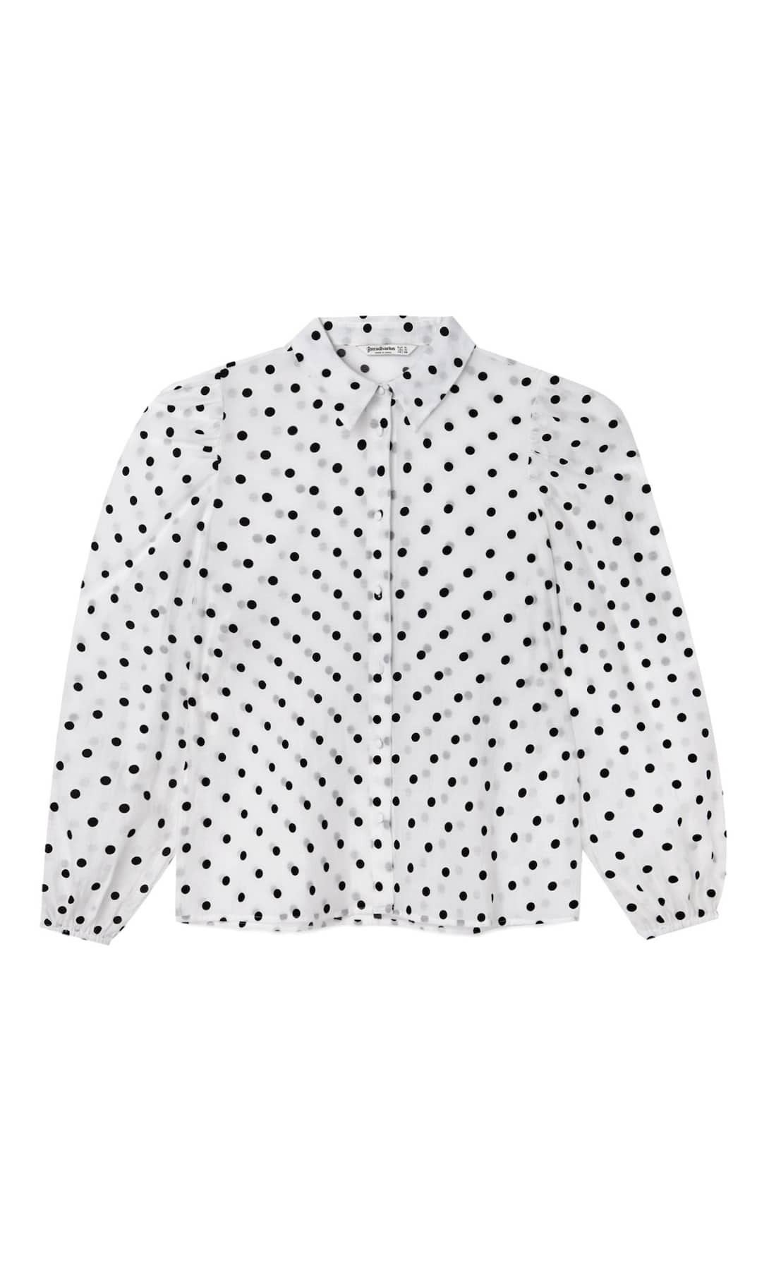 Blusa blanca con lunares de Stradivarius. Ideal para looks de oficina. (15,99 euros).
