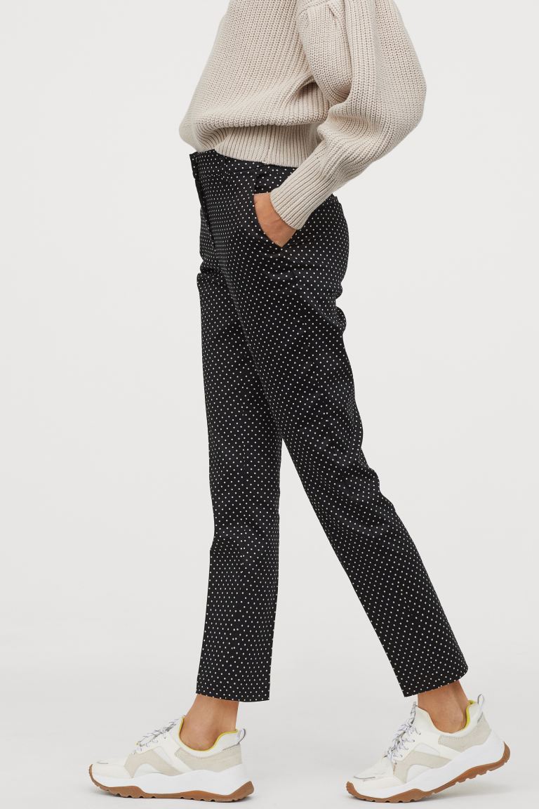 Pantalones rectos en tono negro con estampado de lunares de H&M. (19,99 euros).