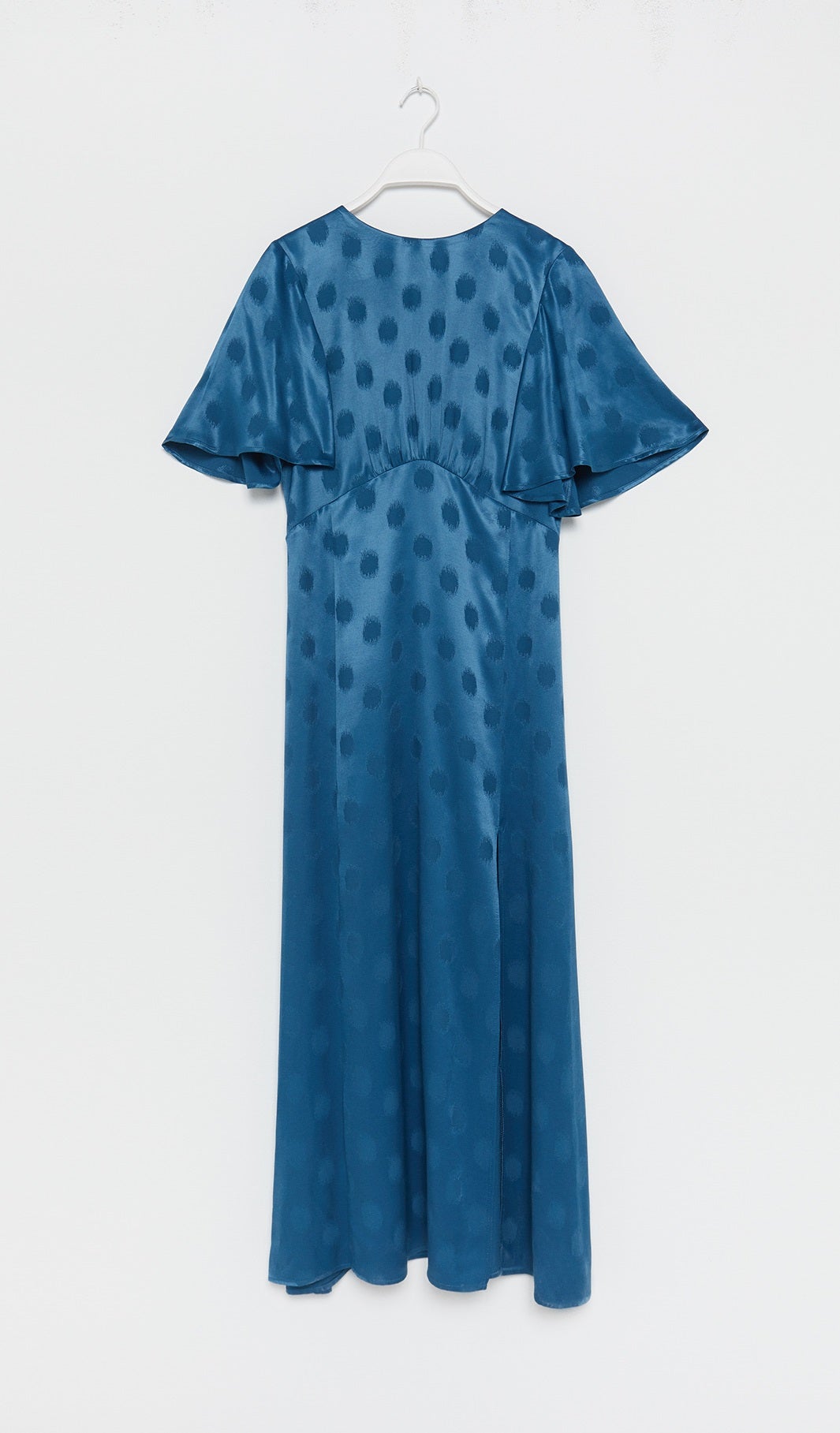 Los lunares también son para las ocasiones más especiales y con este vestido satinado de Sfera podrías ser la invitada ideal. (49,99 euros).