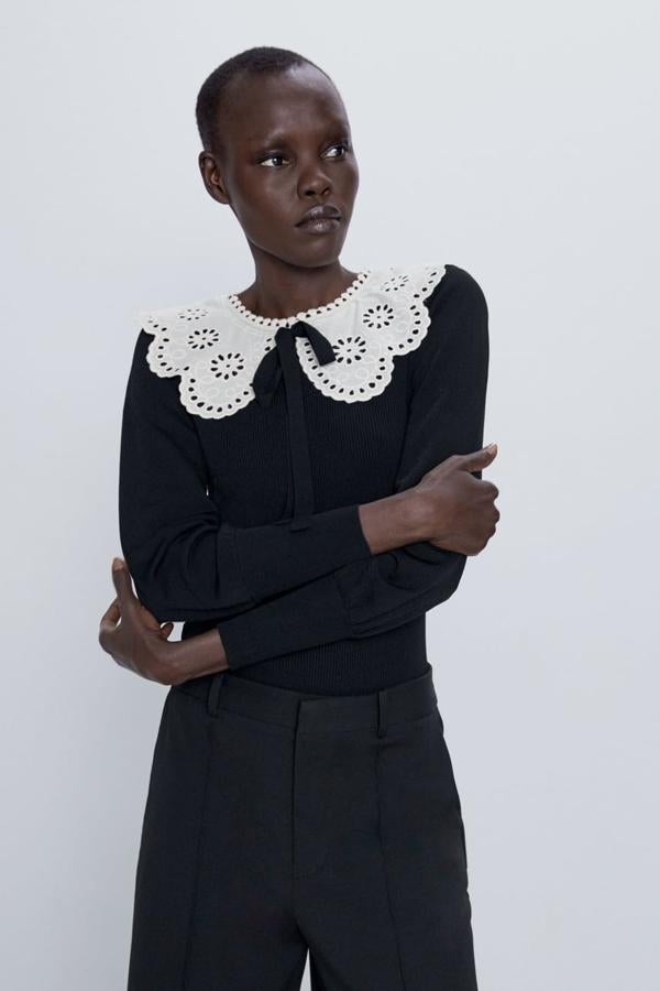 Jersey de canalé negro con cuello de solapa calada (25,95 euros).