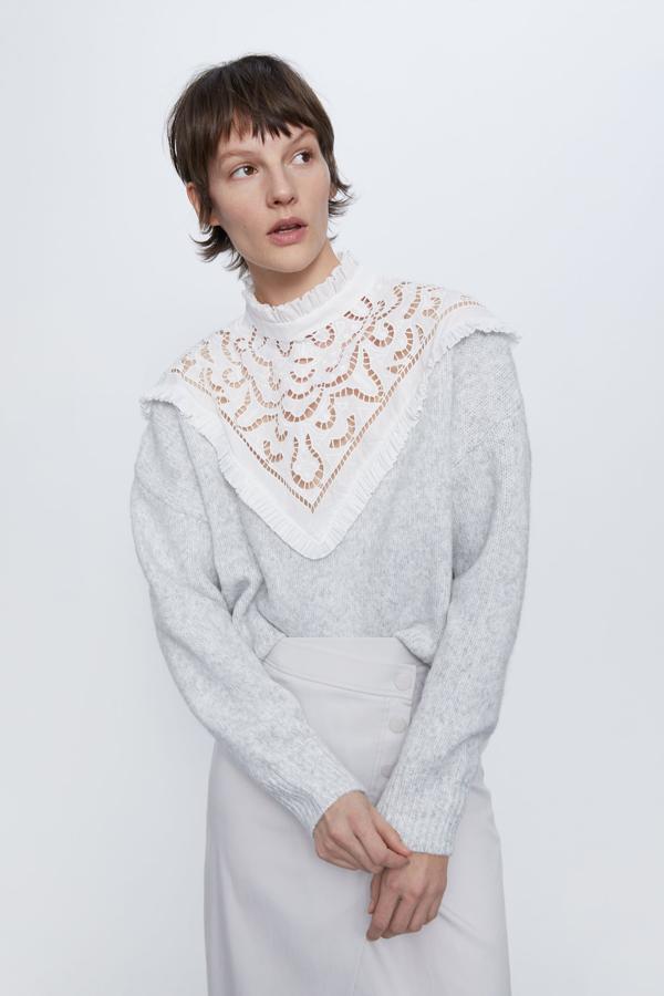 Jersey de punto con cuello de popelín blanco calado (29,95 euros).