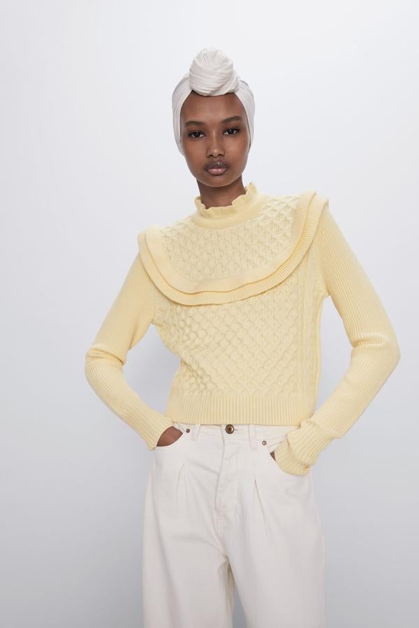 Jersey amarillo de ochos con volantes (25,95 euros).