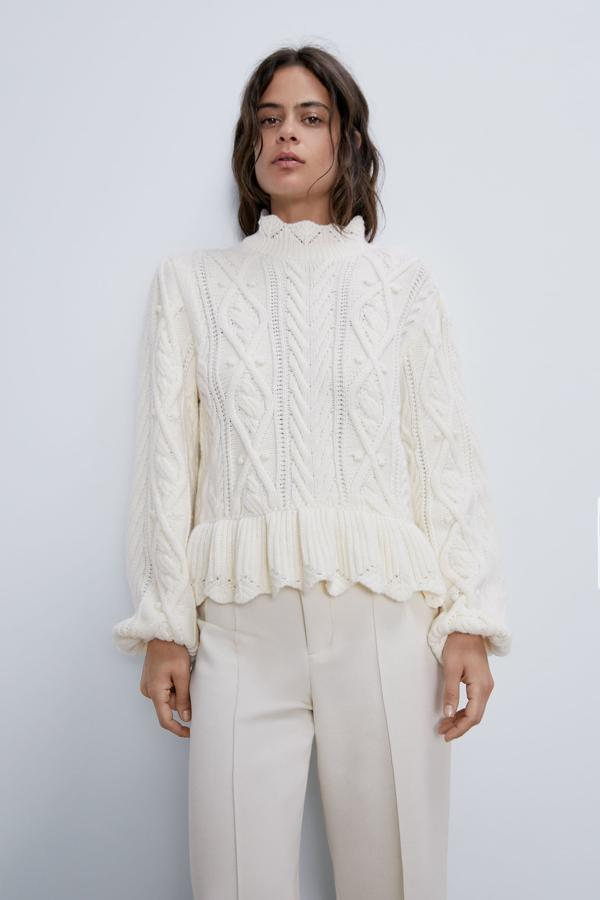 Jersey de ochos con volante en el bajo y cuello perkins (29,95 euros).