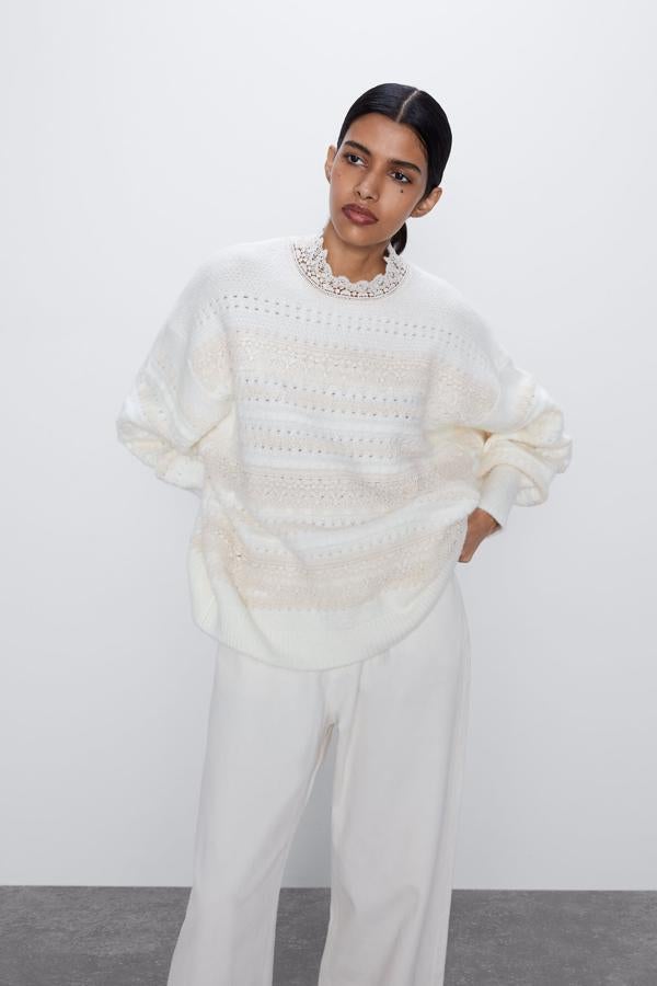 Jersey de punto blanco con encaje a contraste (29,95 euros).