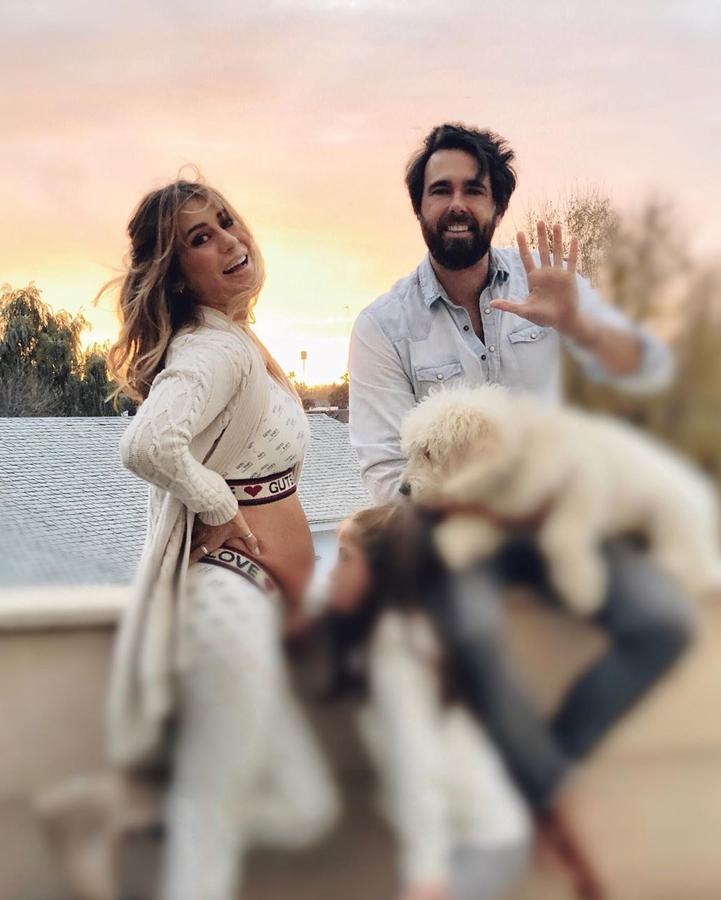 La diseñadora cuenta los días para dar a luz a su segunda hija, la primera con su actual pareja, Javier Ungría. Y junto a él, y luciendo una incipiente tripita, Helena Tablada confirmó el pasado noviembre en su cuenta de Instagram que ampliaba la familia.