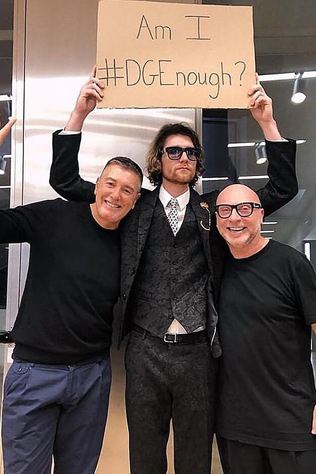 Dude with a Sign posa junto a los diseñadores de Dolce & Gabbana.
