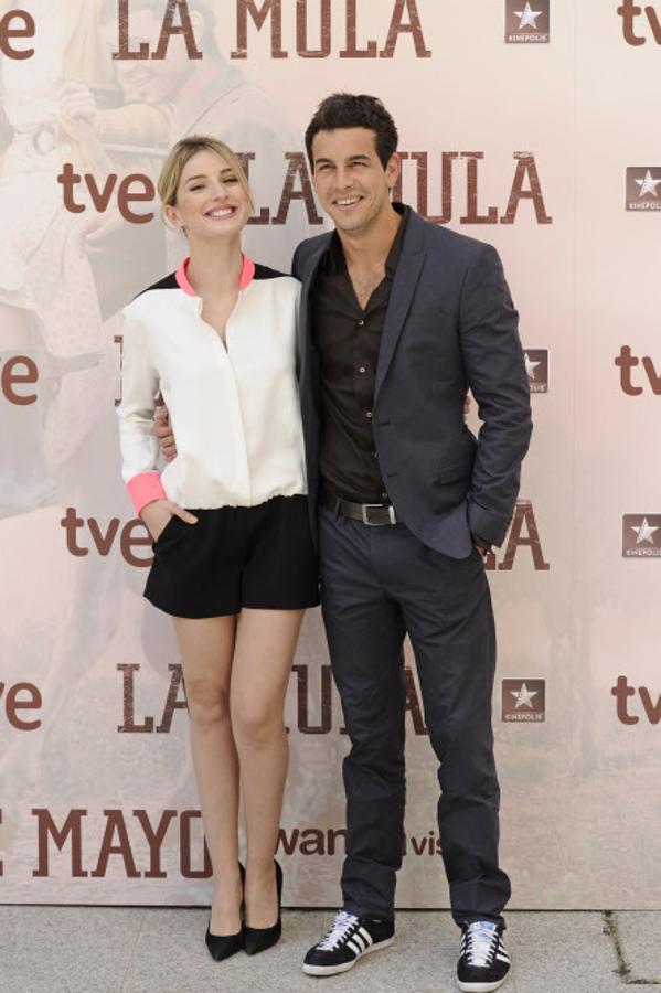 La relación con María Valverde fue la primera historia seria en el currículum amoroso del actor. Coincidieron en 2009 durante el rodaje de la película `La mula´, cinta que no se estrenó hasta 2013. Durante los meses de grabación, parece que saltó la chispa entre estos actores, que estuvieron juntos cerca de cuatro años, y rodaron otras dos películas: `Tres metros sobre el cielo´ y `Tengo ganas de ti´. La historia llegó a su fin en 2014, y muchos aseguran que María lo pasó muy mal con la ruptura.