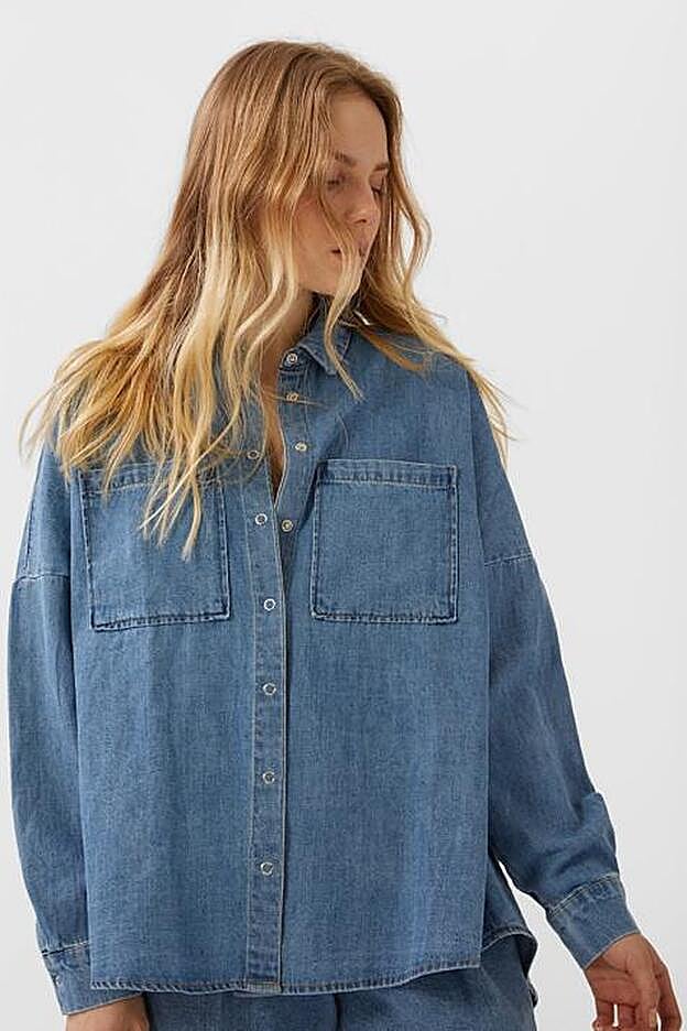 Camisa vaquera Stradivarius, (19,99 euros).