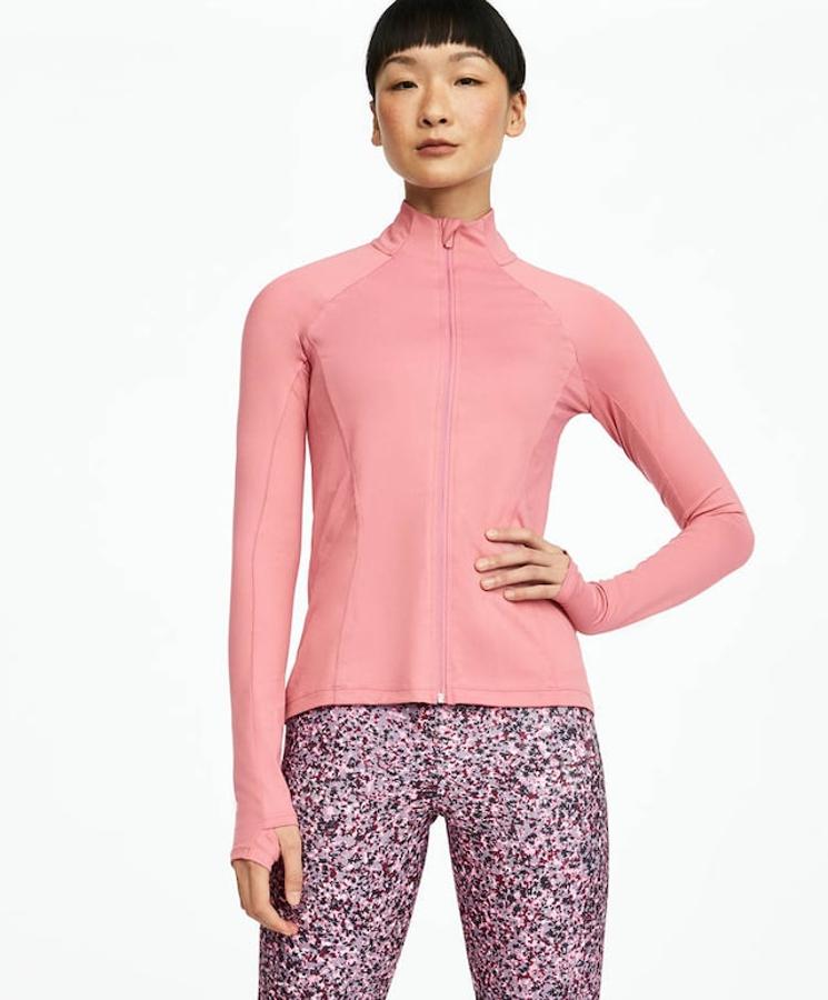 Chaqueta fina de color rosa chicle, disponible hasta la XL, (29,99 euros).