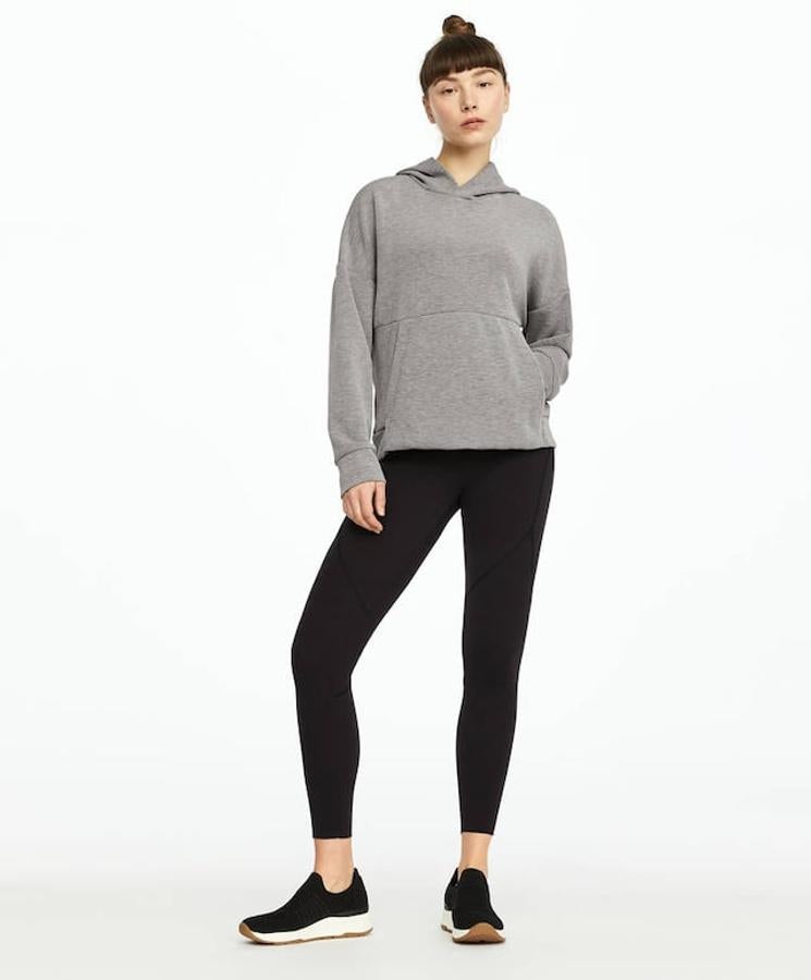 Sudadera gris de deporte, disponible hasta la XL, (29,99 euros).