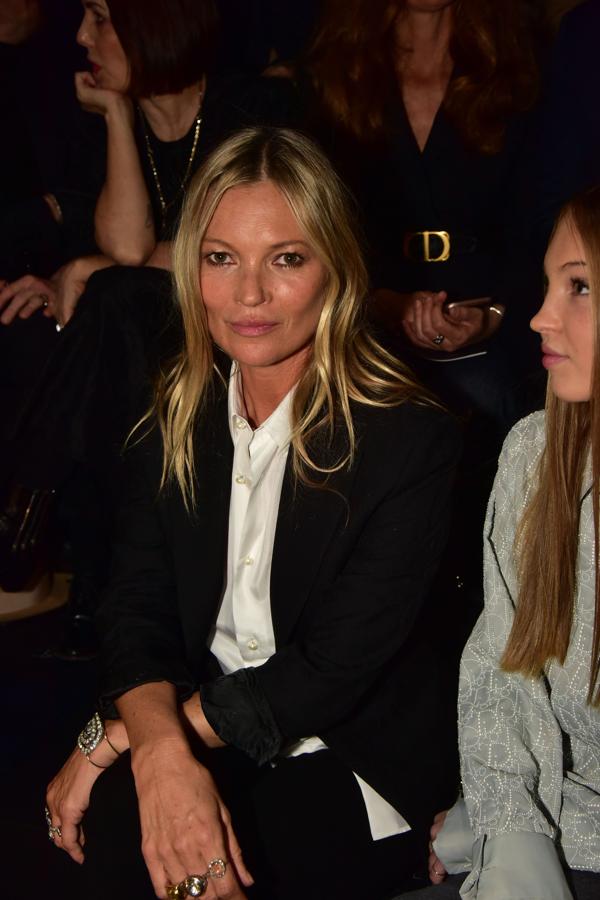 En 2018 anunció que había dejado el alcohol, porque producía estragos en la piel. Cualquier razón es buena para parar un carrerón como el que llevaba la top, que a los 14 años desfilaba bebida y drogada. En 2005, un tabloide británico publicó unas fotos en las que se la veía esnifando cocaína con su pareja de entonces, el músico Pete Doherty. La modelo perdió varios contratos, pero tras ingresar en una clínica de desintoxicación relanzó su carrera. Pero fue una operación de marketing y la británica siguió sufriendo recaídas. Hace dos años anunció el final de su romance con la botella.