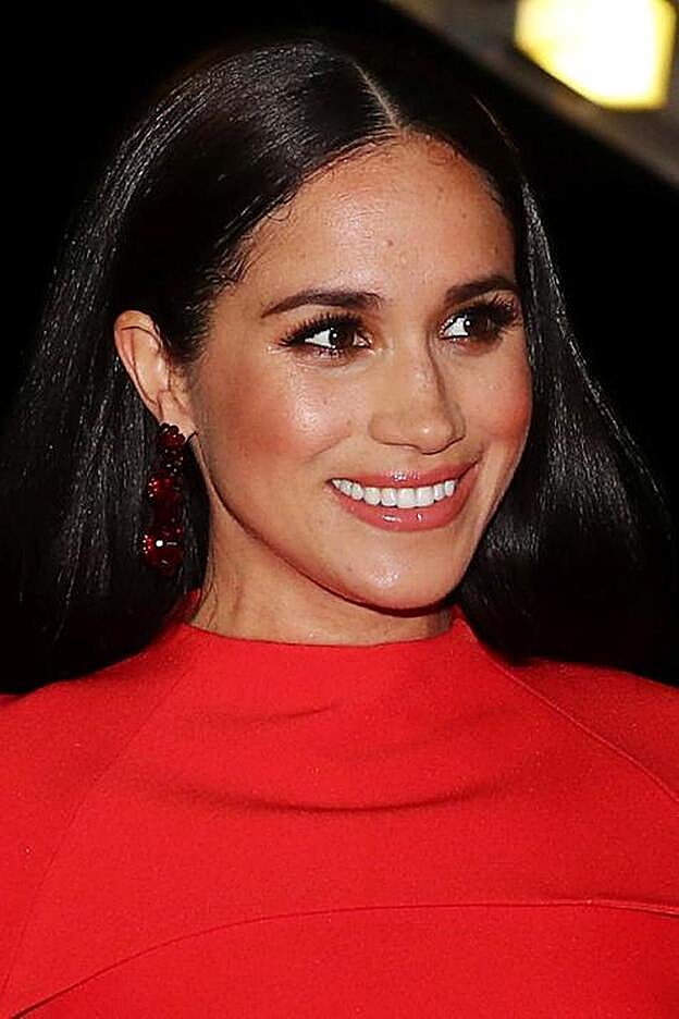 Meghan Markle optó por un maquillaje lleno de glamour para una salida nocturna.