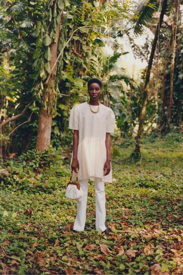 Vestido blanco mini con volumen en tejido de efecto arrugado, 39,95 euros. De la nueva colección de primavera de Zara, Lost garden.