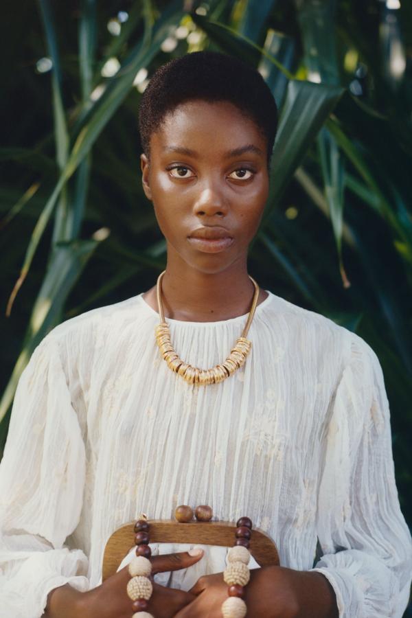 Nos encantan los acesorios de la nueva colección. De la foto, además de la blusa drapeada con bordados de flores (29,95 euros), también nos ha gustado el collar (19,95 euros) y el bolso jaspeado con cierre de madera (39,95 euros). De la nueva colección de primavera de Zara, Lost garden.