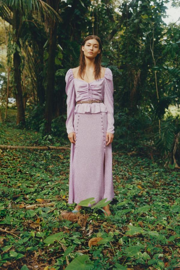 Conjunto de top y falda en lila con detalles de flores. La parte de arriba cuesta 25,95 euros y la falda, que tiene dos aberturas en los laterales, 25,95 euros. De la nueva colección de primavera de Zara, Lost garden.