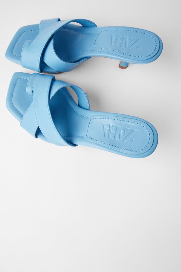 Sandalias en azul cielo, con tacón medio y tira de refuerzo, cuestan 45,95 euros. De la nueva colección de primavera de Zara, Lost garden.