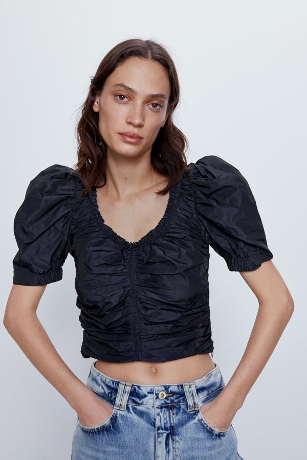 Cuerpo cropped drapeado con manga corta, 25,95 euros. De la nueva colección de primavera de Zara, Lost garden.