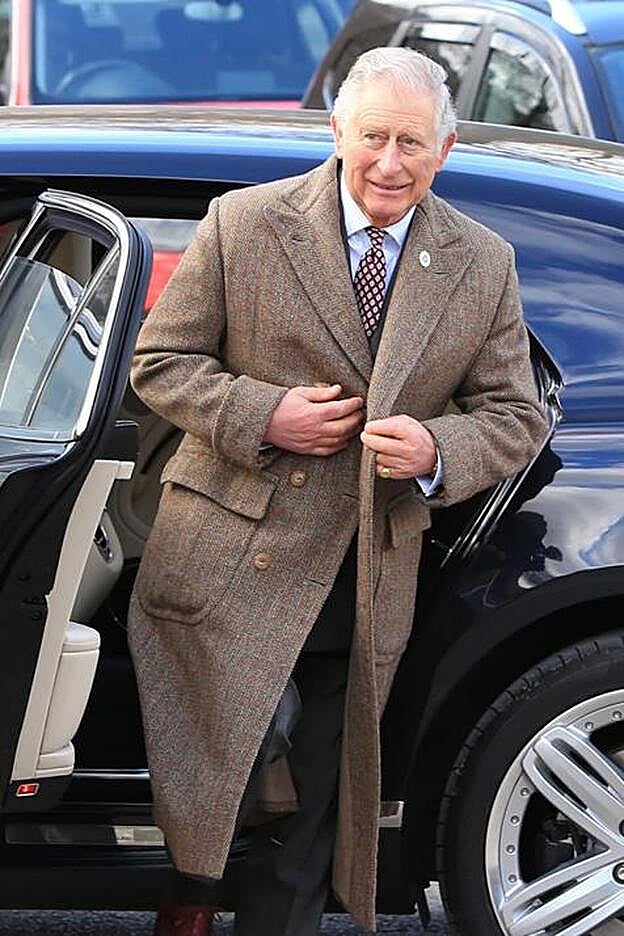 El príncipe Carlos luce su abrigo de tweed