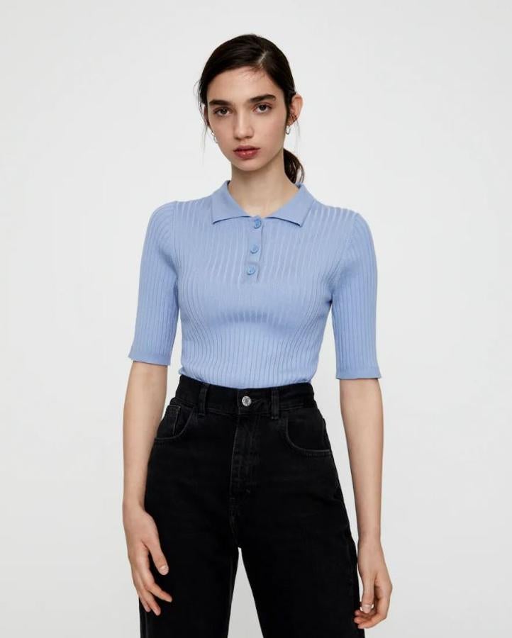 Polo de manga corta y canelé en azul de Pull&Bear (17,99 euros).
