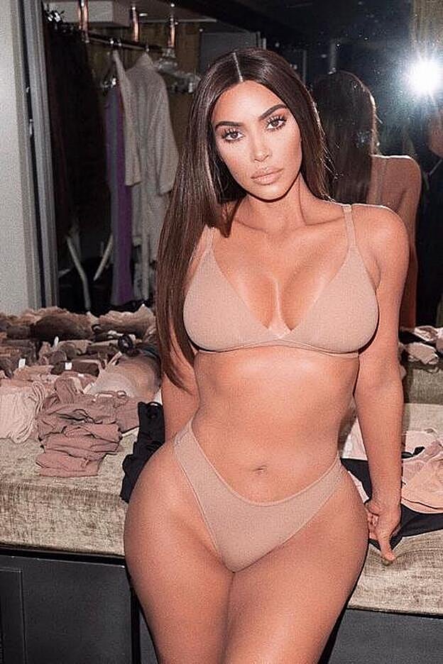 Kim Kardashian posa con un modelo de Skims.