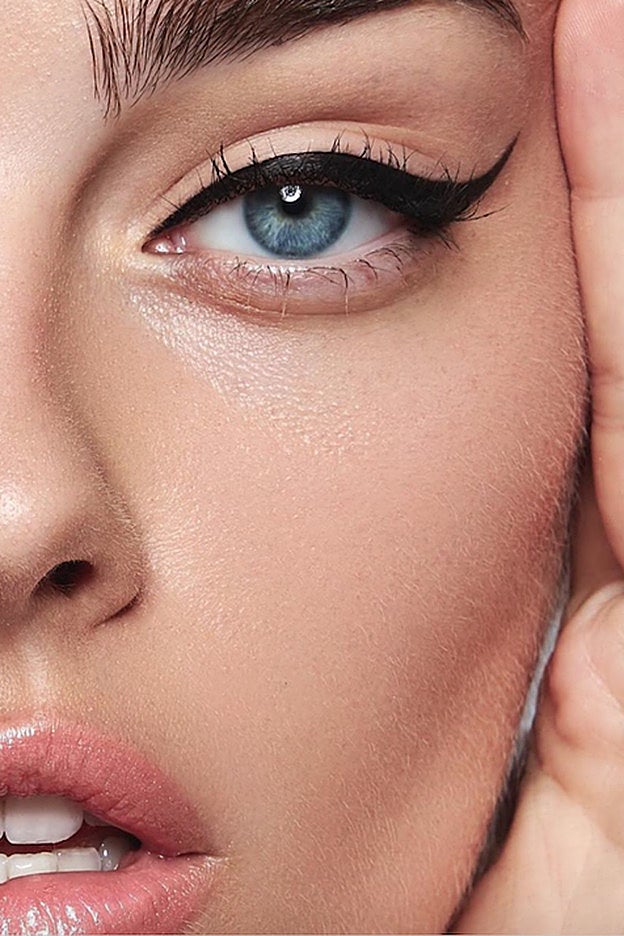 El eyeliner cambia tanto la expresión facial, que la posibilidad de conseguir una raya del ojo semipermanente es tentadora.