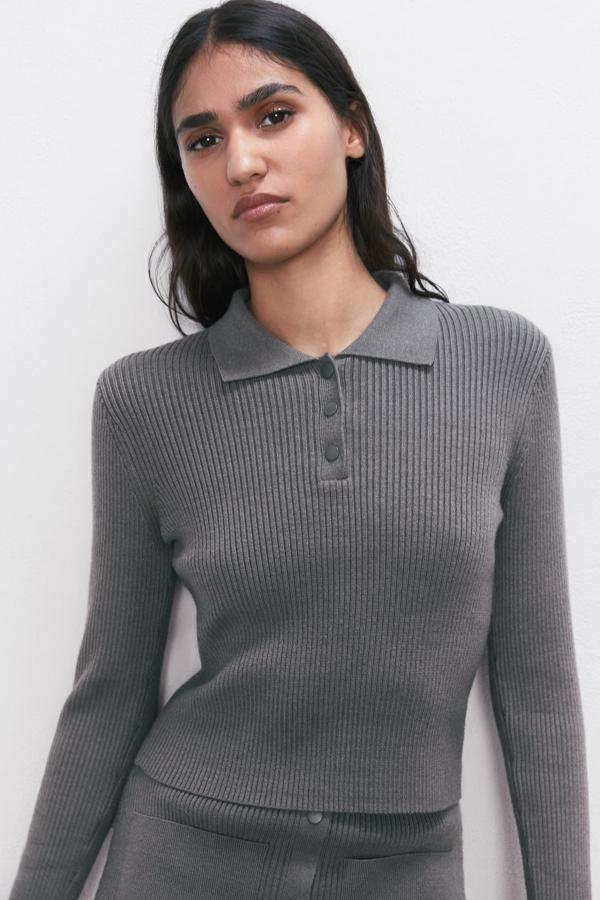 Polo gris de canalé y tejido más grueso de Zara (19,95 euros).