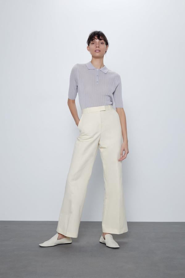 Polo semitransparente en gris perla de Zara (19,95 euros).