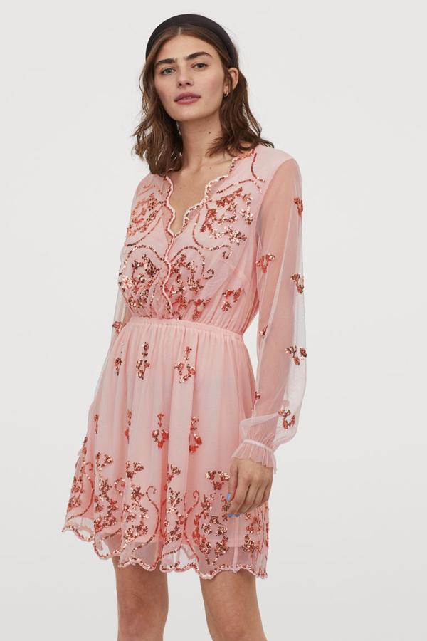 Para las que no renuncien a los aires románticos, H&M ha lanzado este vestido con frente cruzado cosido, escote de pico y mangas largas con puños elásticos con volante. El ribete festoneado bordado en es escote y el bajo es todo un detalle. Cuesta 39,99 euros y está disponible entre las tallas 32 y 46, aunque se está agotando en la primera y en la 44.