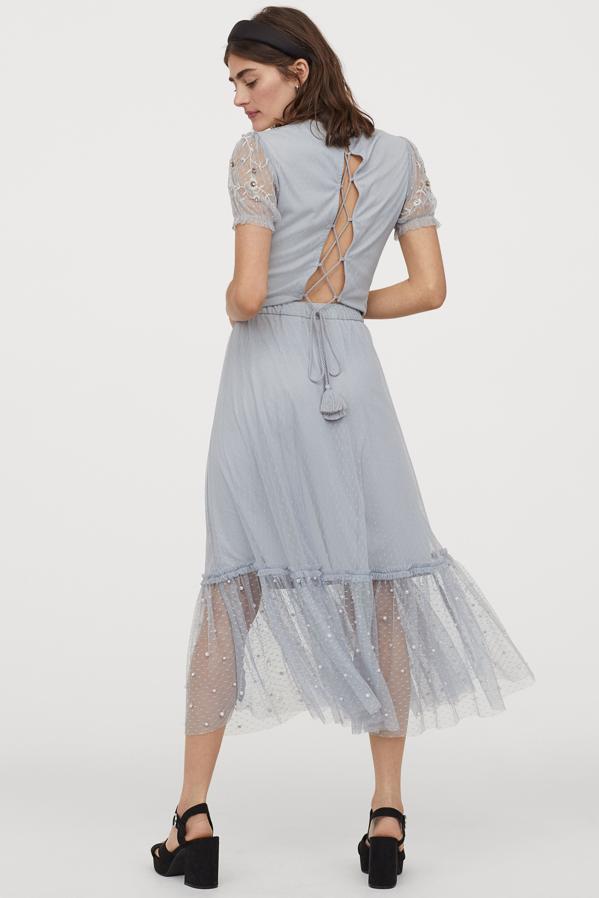 Otra de nuestras prendas favoritas es esta falda en malla estampada, con elástico revestido en la cintura y costura en el bajo con volante bordado de cuentas. Cuesta 34,99 euros y solo se vende en la web en las tallas XS, M, L y XL.