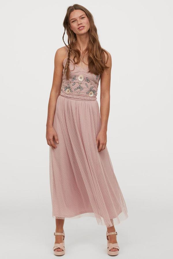 Entre las faldas de la colección encontramos esta propuesta de talle alto confeccionado en malla y con pretina de grosgrain. Cuesta 29,99 euros, solo se vende en la web y se está agotando en la talla XL.