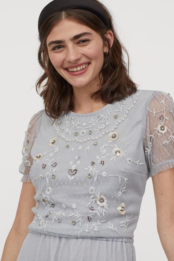 Con aplicaciones de lentejuelas, stras y abalorios, este cuerpo en malla texturizada con bordado es un candidato perfecto para poner el estilo en nuestros looks con pantalones y faldas. Tiene lazada cruzada en la espalda. Solo se vende en la web, entre las tallas XXS y L, por 29,99 euros.