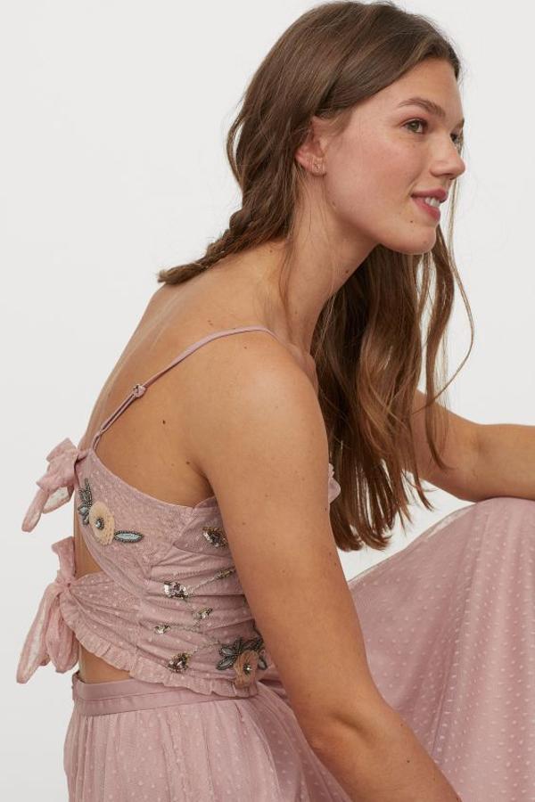 Con tirantes y bordado de cuentas y lentejuelas, este top con ribete de volante en el bajo tiene un bonito cierre en la espalda que lo convertirá en un must este verano. Y la prueba de ello es que, tengas la talla que tengas, deberás apuntarte en la lista de espera si lo quieres. Cuesta 29,99 euros.