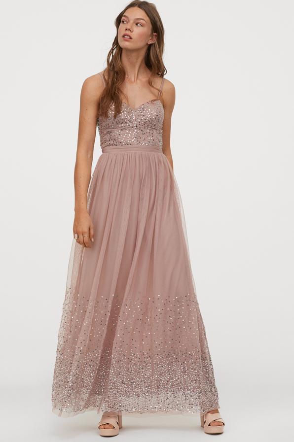 Entre nuestros favoritos está este vestido en tul de poliéster reciclado con bordado de lentejuelas, tirantes finos ajustables y corsé con copas acolchadas. Y nos gusta especialmente por el degradado de lentejuelas que inunda el bajo de la falda hasta los pies. Cuesta 69,99 euros y se está agotando entre las tallas 38 y 46. Para las demás solo queda la lista de espera.