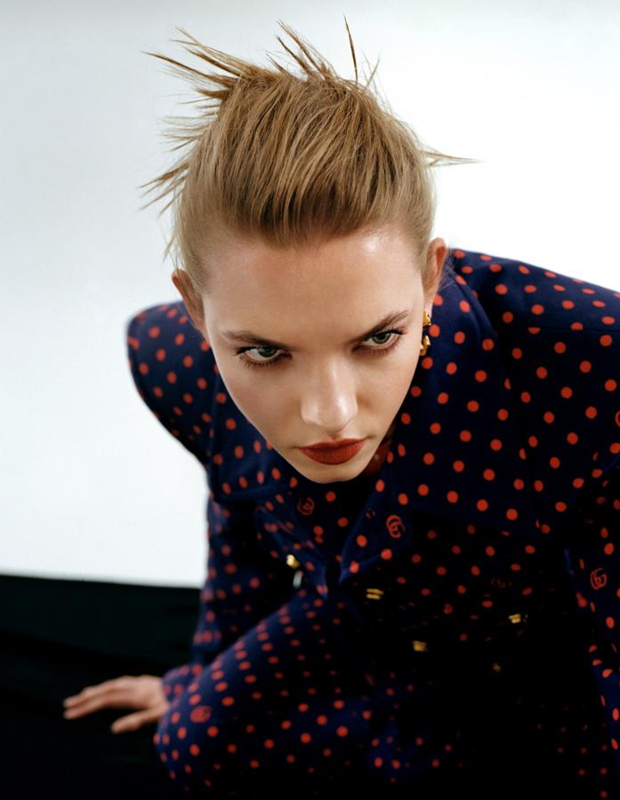 Americana y pantalón, ambos de Gucci; blusa de Essentiel Antwerp, y pendientes de SafSafu.