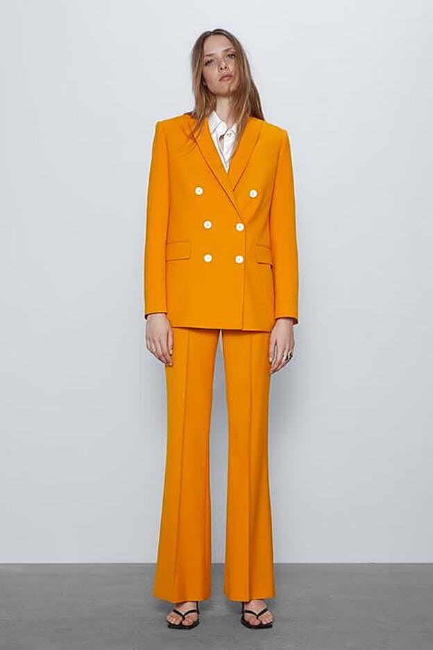 El traje de Zara que más nos gusta ahora mismo es este de color naranja.