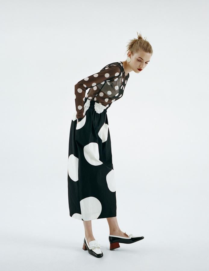 Blusa y falda de Dries Van Noten; sujetador de TCN; mocasines de tacón, de Loewew; y pendientes de Lemoyne Concept.